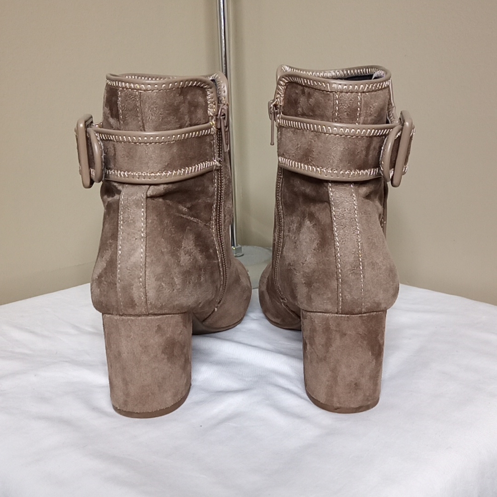 White Mountain Calisi Beige Suede Ankle Boots Booties w/Buckle Detail Sz… - Picture 3 of 6